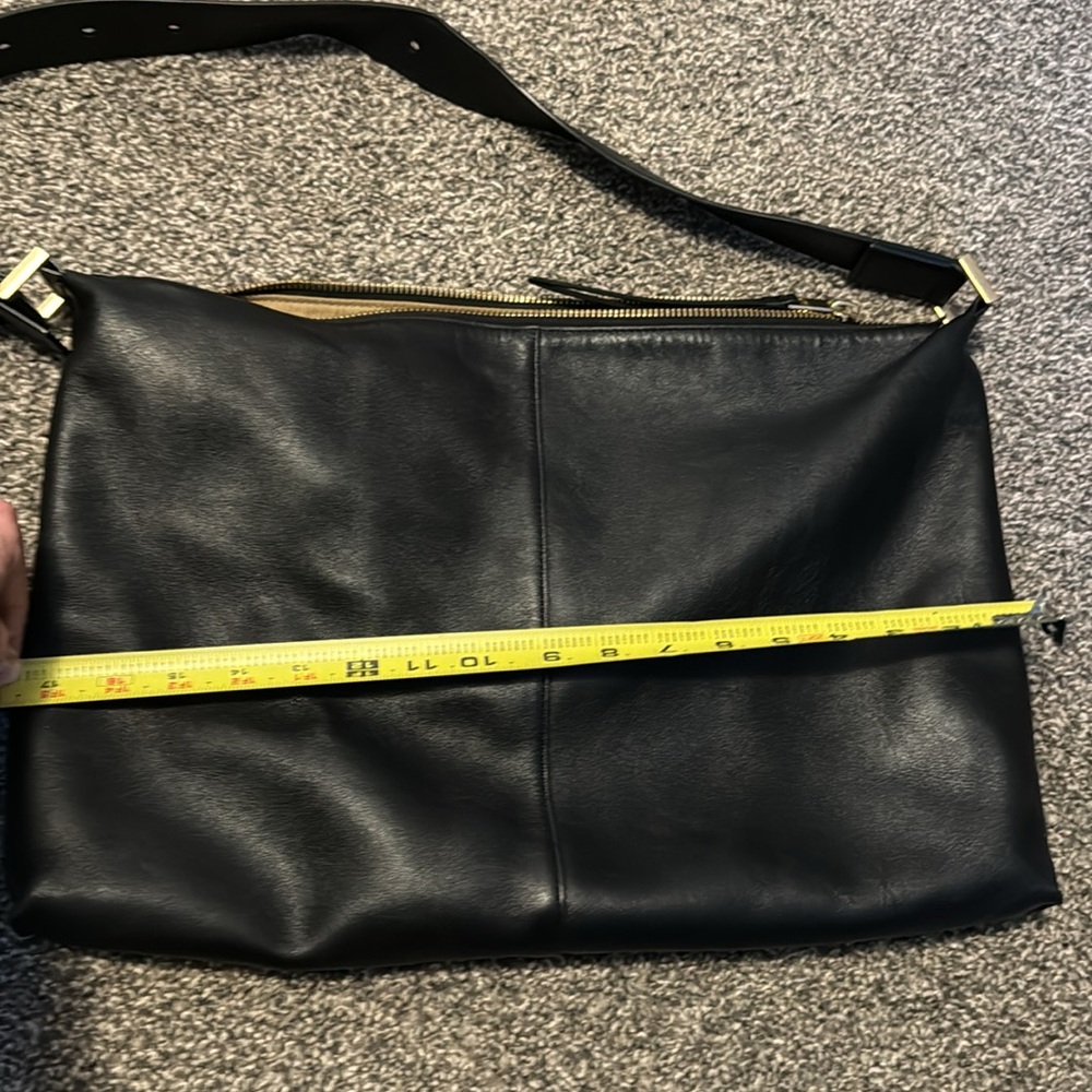 Elegant Black Leather Shoulder Bag - Picture 6 of 7